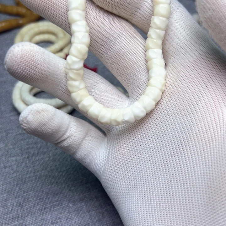 在***上吊坠白玉菩提白玉