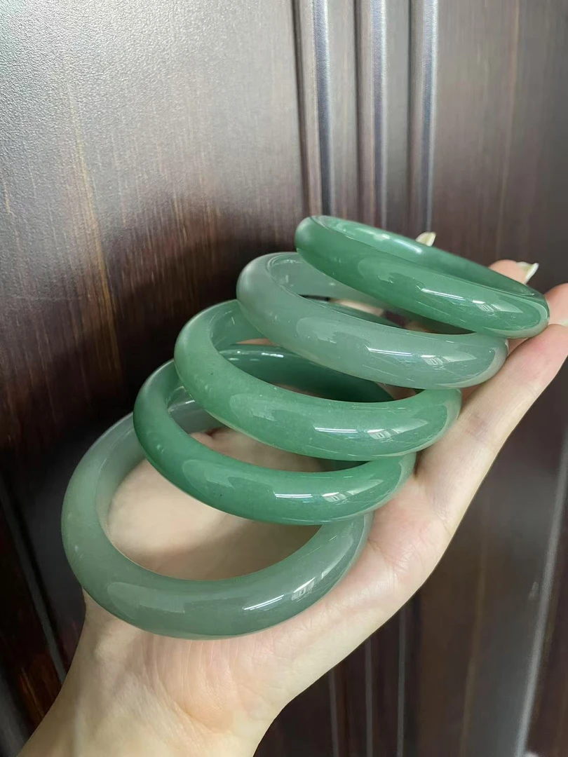 宠粉天然东陵玉绿色正装手镯（微微瑕有结构）多样性发货拍一发一