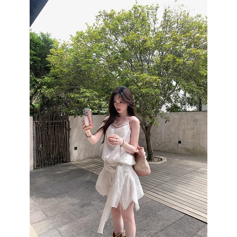 夏季2025新款洋气白色荡领吊带连衣裙度假风甜美飘带收腰a字短裙