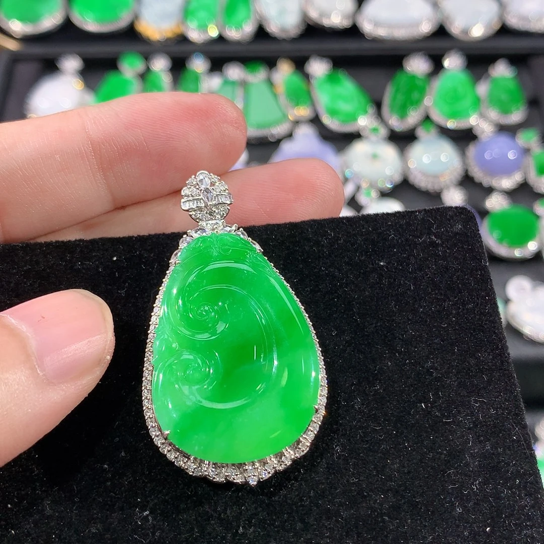 翡翠18K金镶嵌颈饰