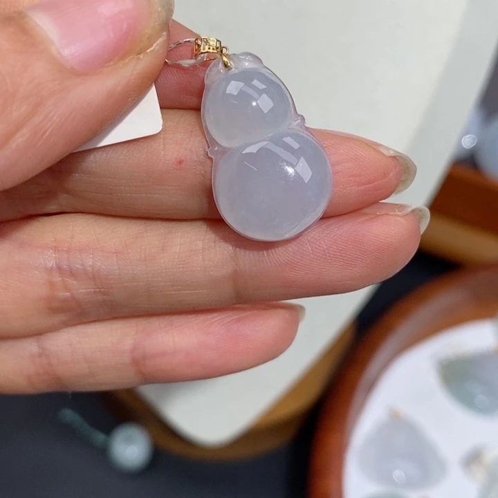 翡翠18K金镶嵌颈饰葫芦吊坠