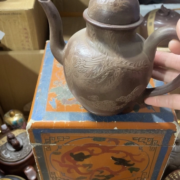 紫砂茶壶矿泥料手工制作的一把紫砂壶。