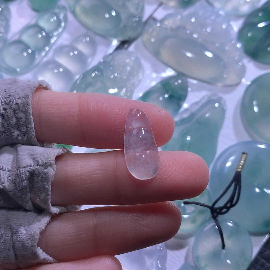 翡翠未镶嵌颈饰豆