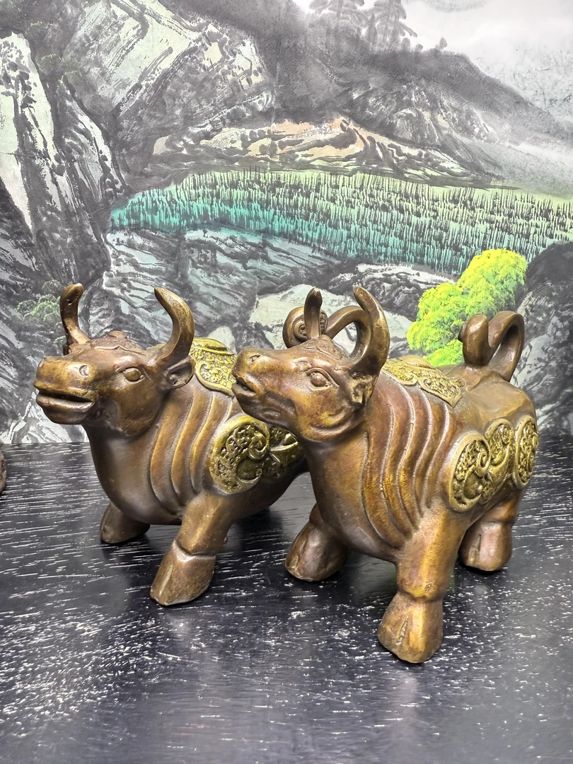 复古铜器鎏金牛摆件一对