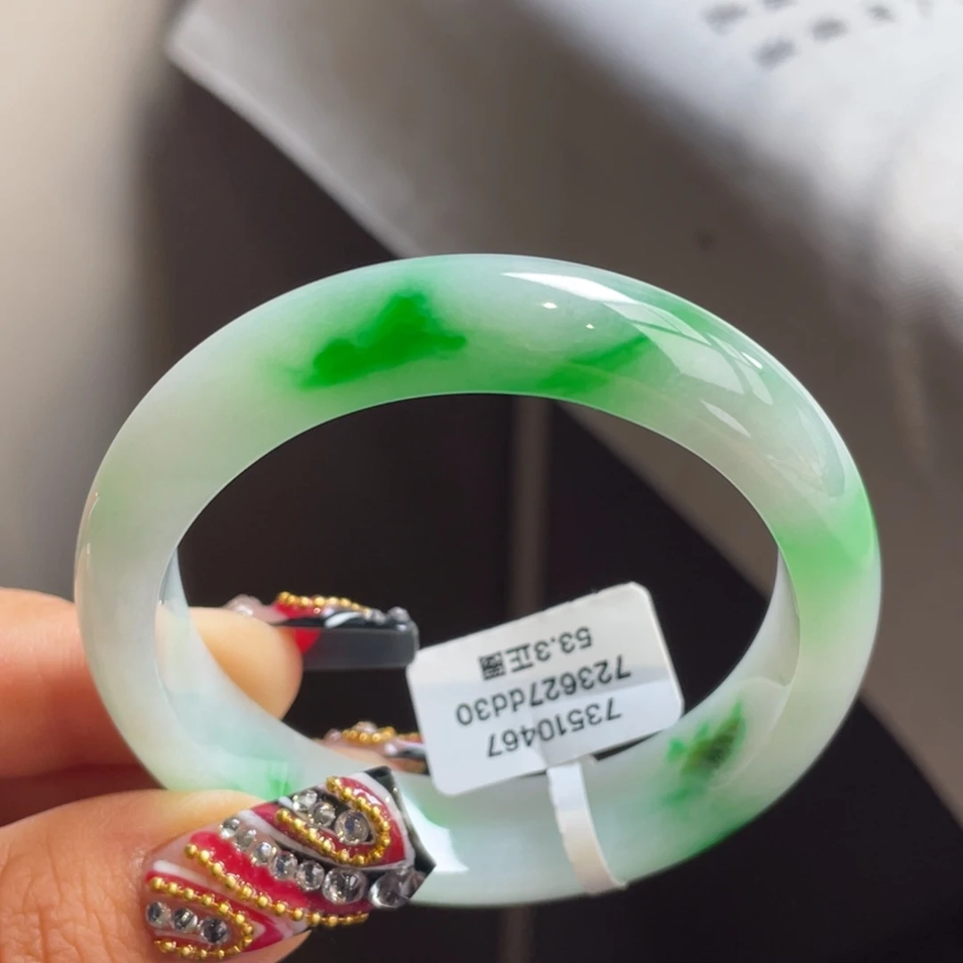 翡翠未镶嵌手镯白底飘阳绿正圈手镯，有小细纹