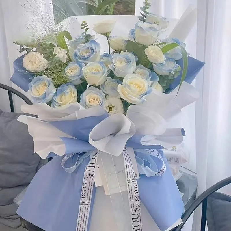 【安静的等待】19朵白玫瑰加白色桔梗混搭喷碎冰蓝加配草花束