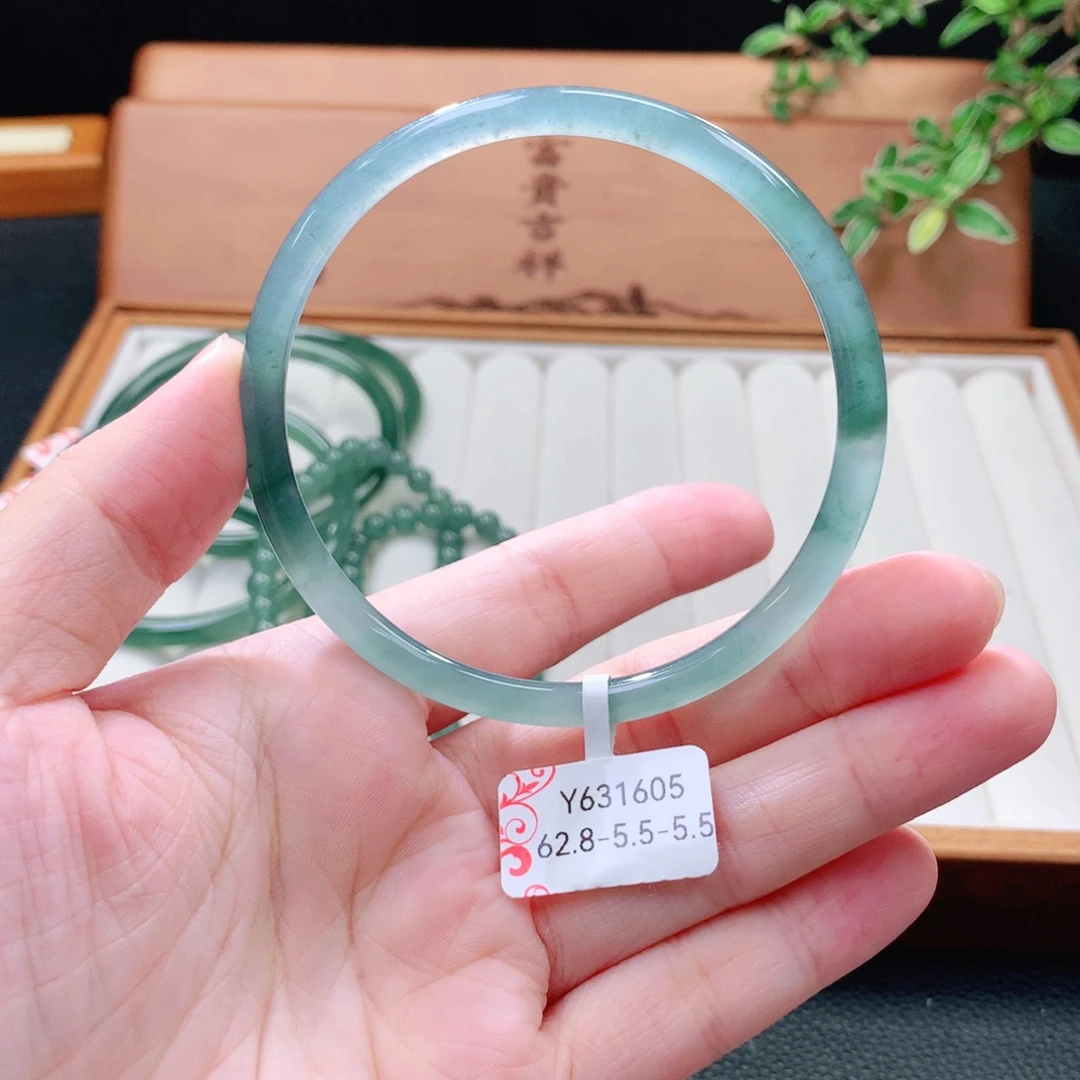 翡翠未镶嵌手镯（圆镯）