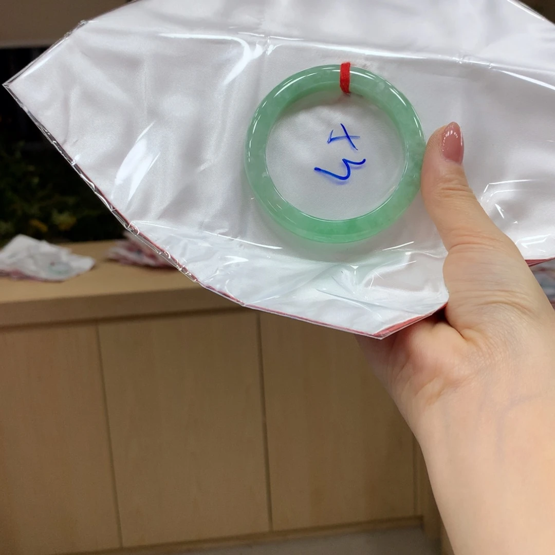 翡翠手镯未镶嵌不退不换