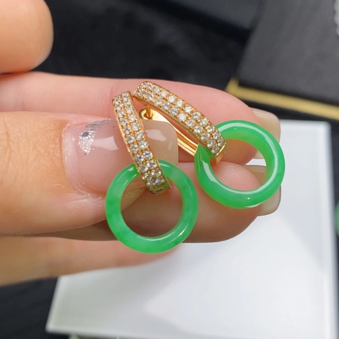 18K金镶嵌翡翠耳饰圈圈