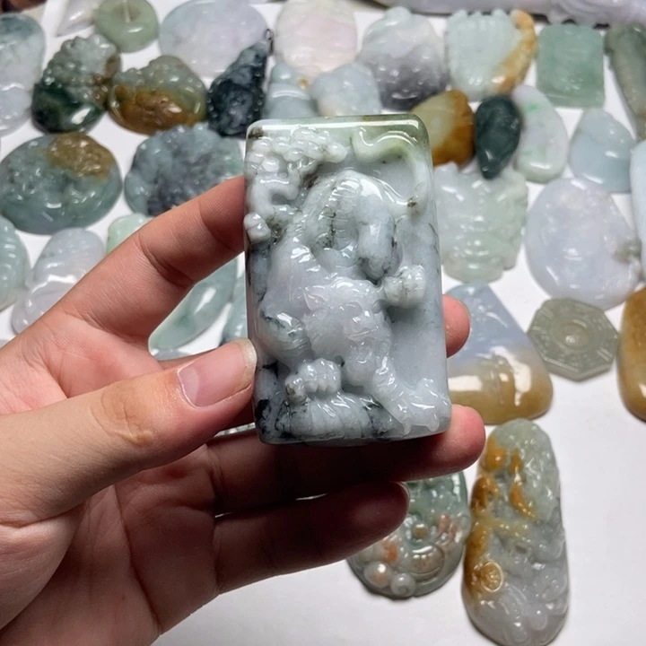 翡翠未镶嵌颈饰虎牌44