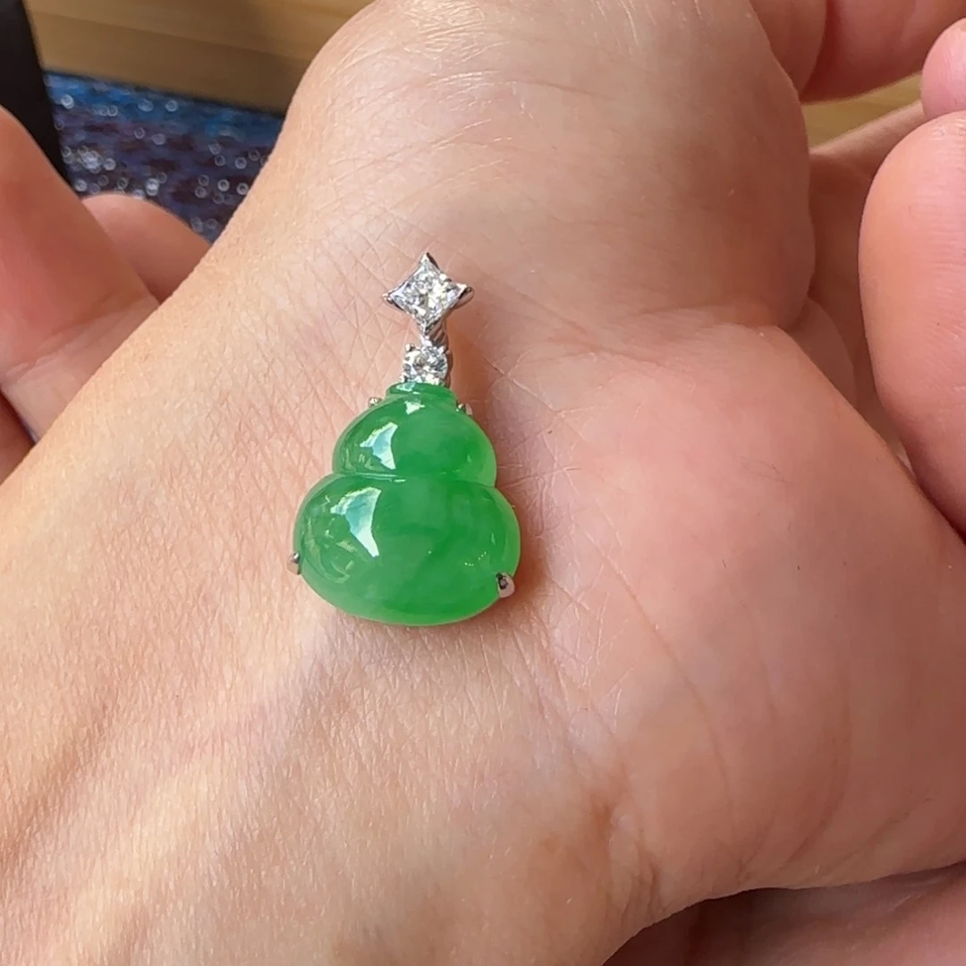 翡翠18K金镶嵌颈饰葫芦