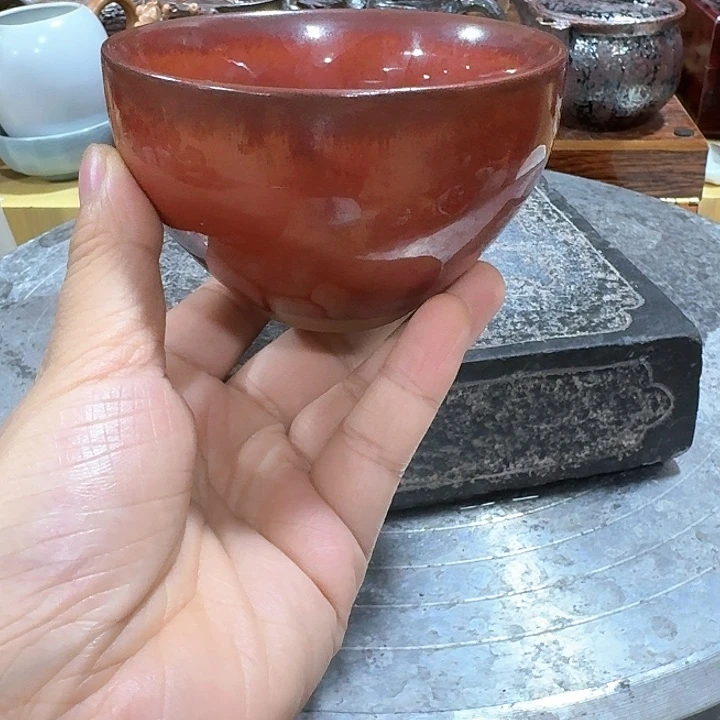 主人杯一个，瓷。。品茗