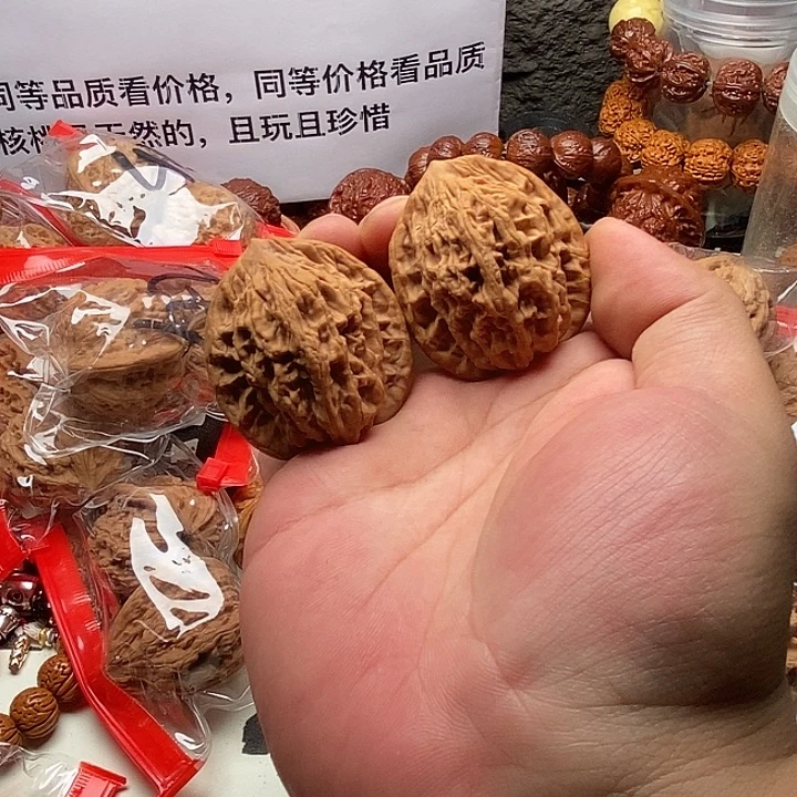 文玩核桃吊坠虎头