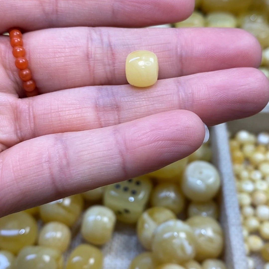 琥珀未镶嵌裸石蜜蜡配饰