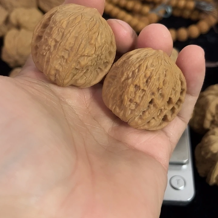 文玩核桃把件38左右微微瑕绣球，编号060