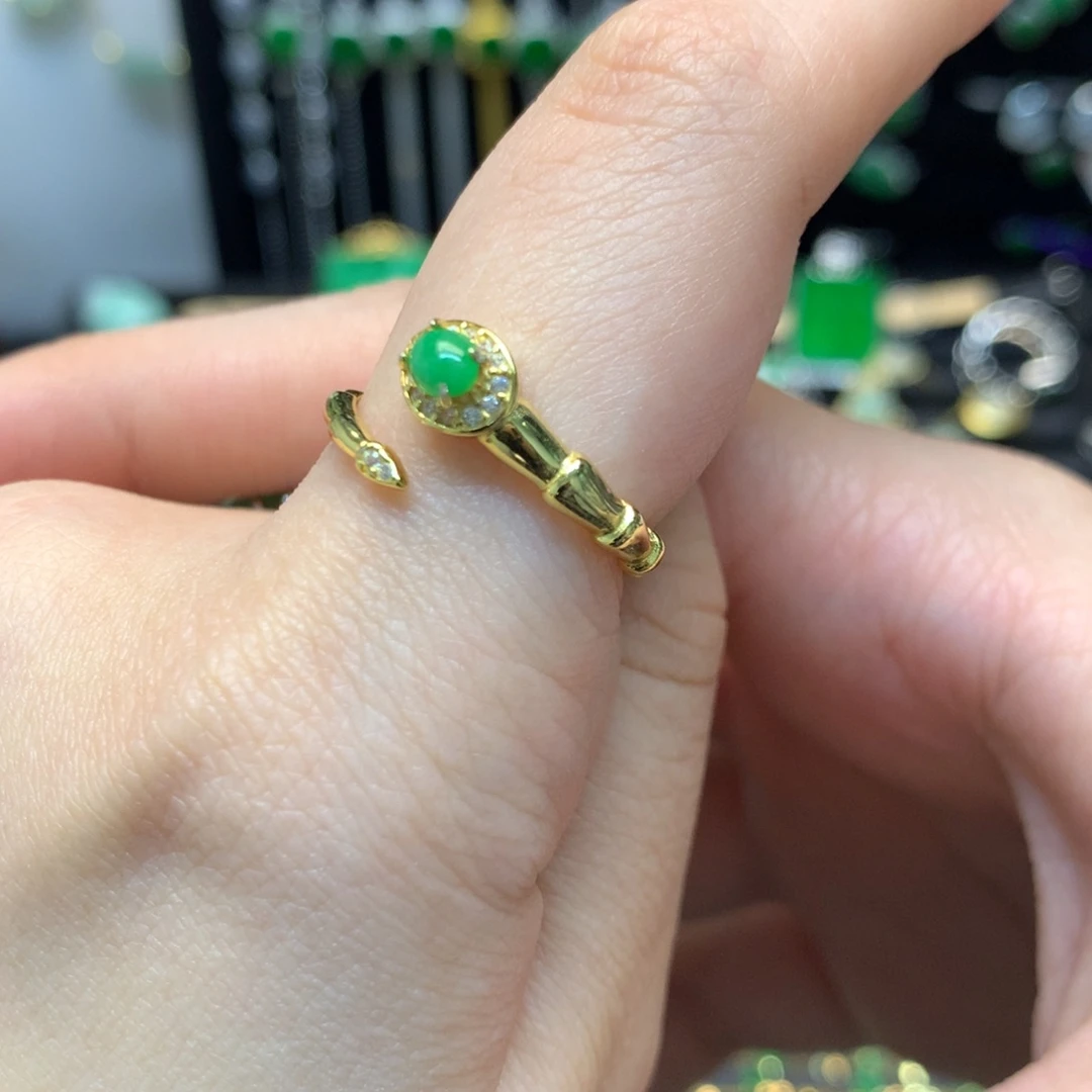 翡翠未镶嵌戒指有纹裂