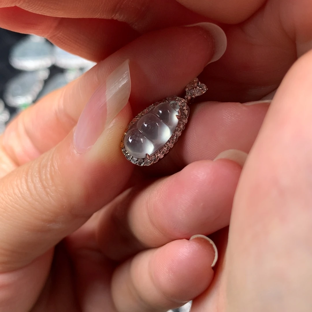 颈饰18K金镶嵌翡翠蓝钢豆子