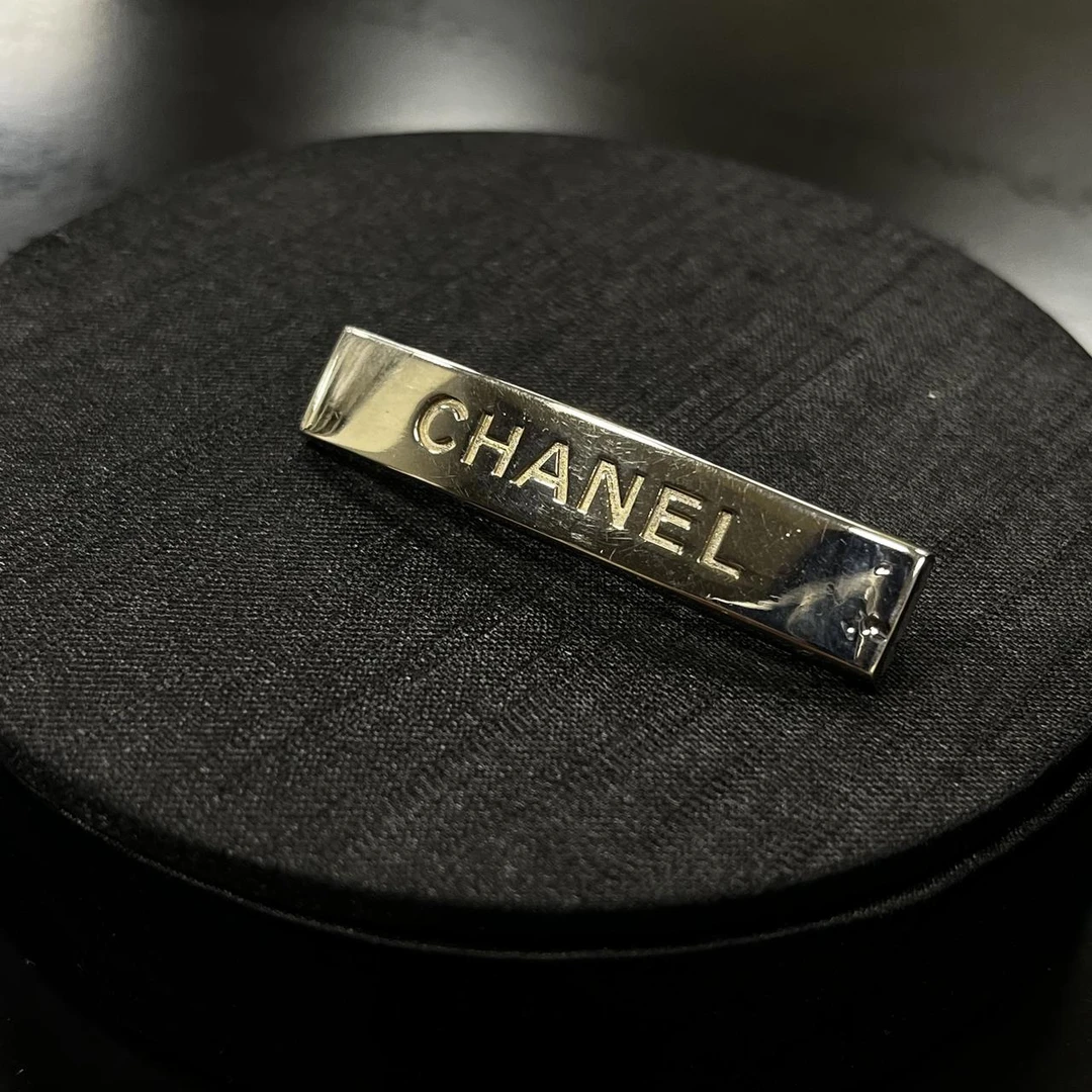 Chanel银色字母小发卡