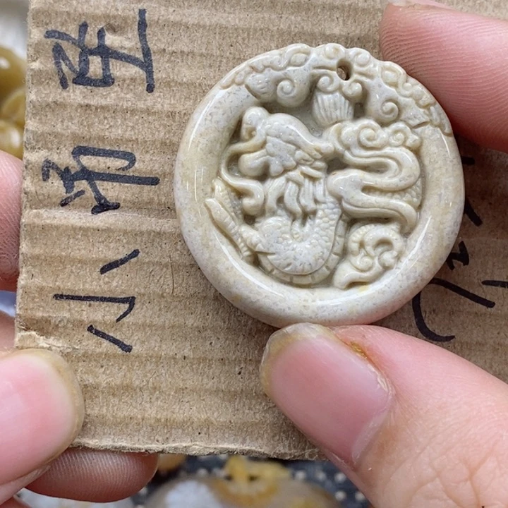 颈饰未镶嵌硅化珊瑚（珊瑚玉）馨*