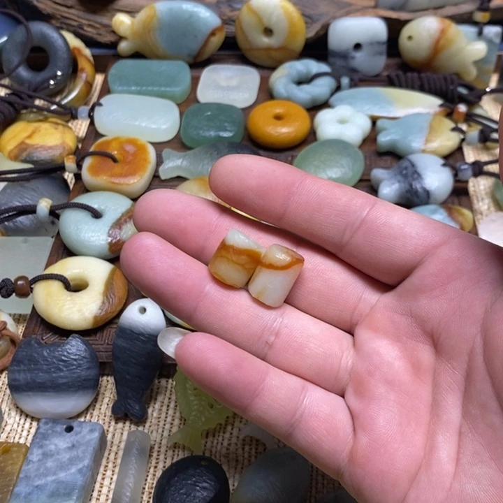 ****红蛇纹石玉未镶嵌颈饰