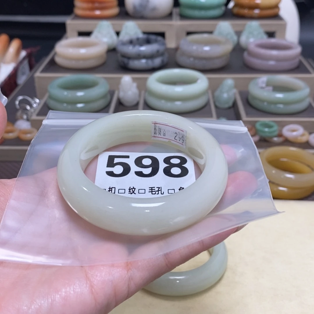 石英质玉未镶嵌手镯哈****哈