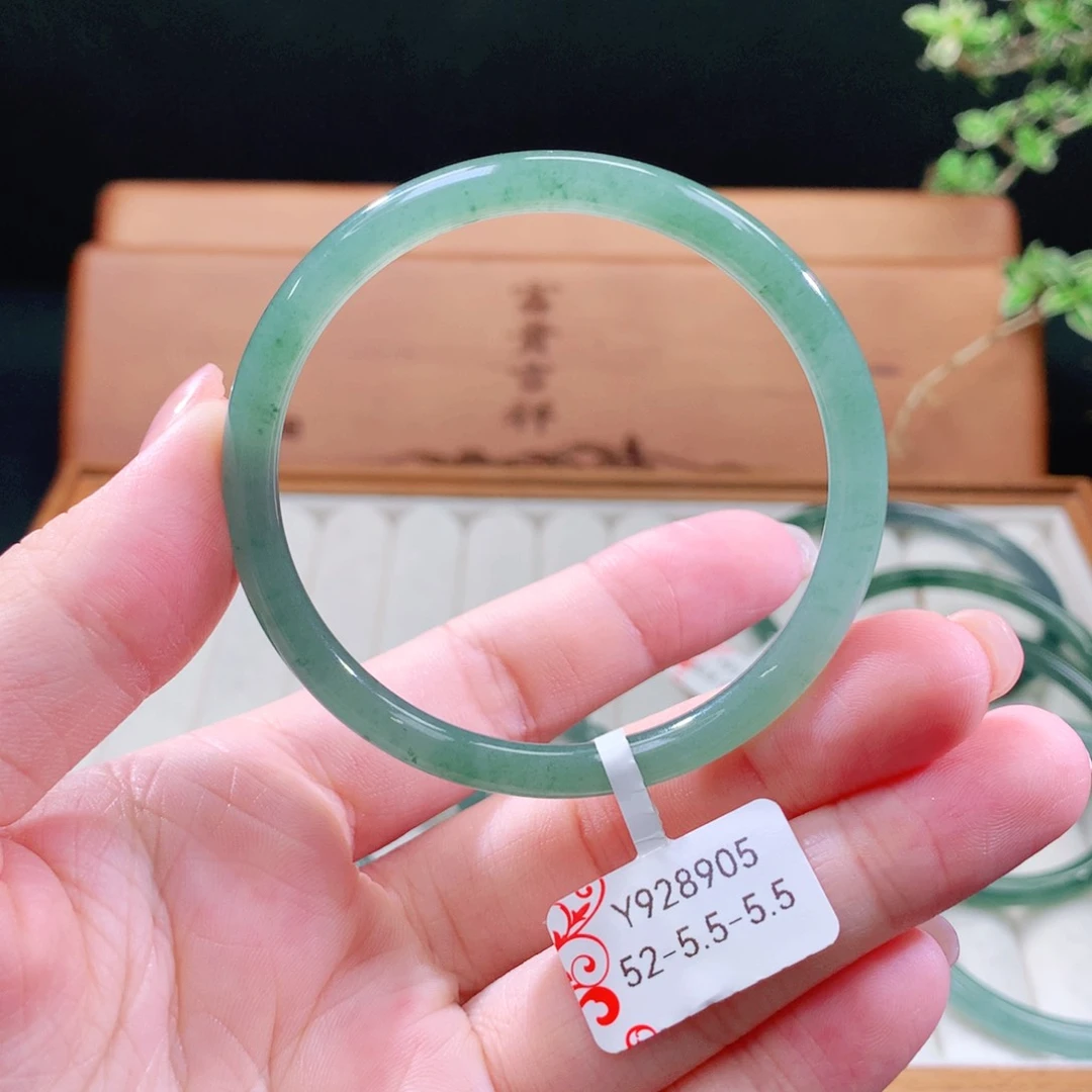 翡翠手镯（圆镯）未镶嵌