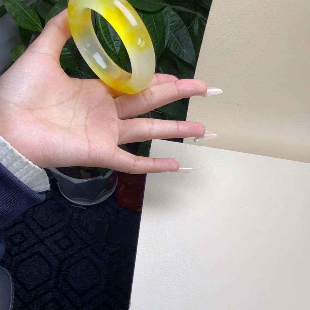 比***辣玉时尚飘花手镯56圈口 比火鸡面辣