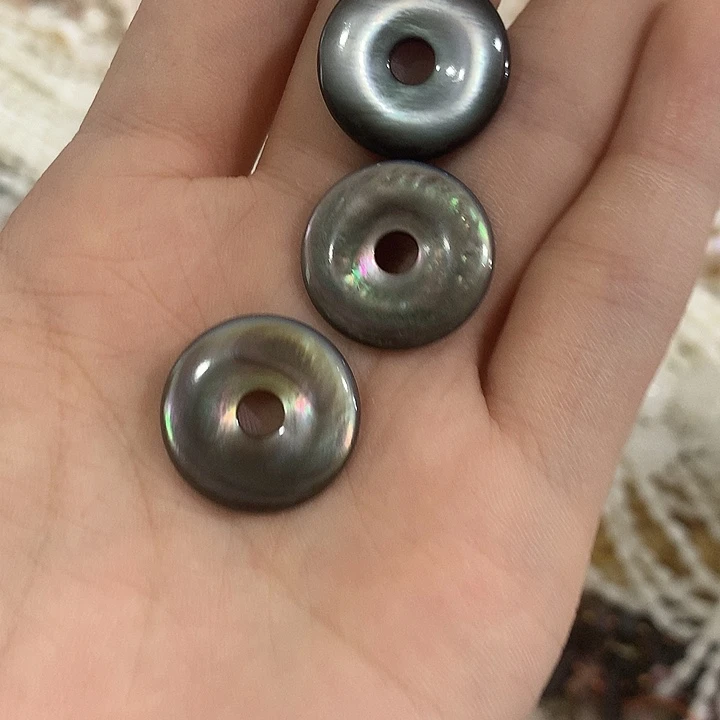 一颗20mm黑叠贝平安扣