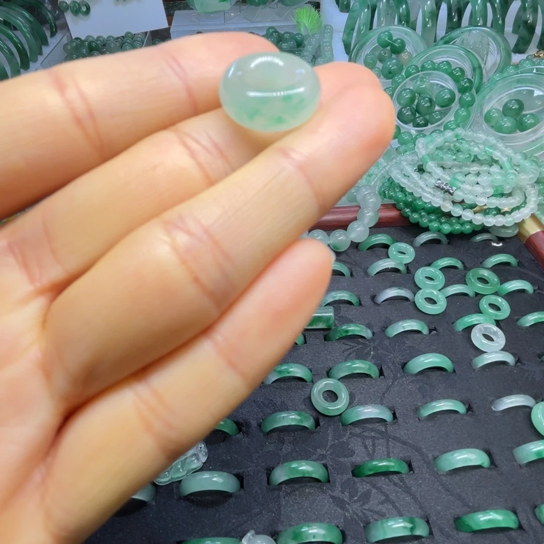 石英质玉（非洲翠）未镶嵌散珠甜甜圈