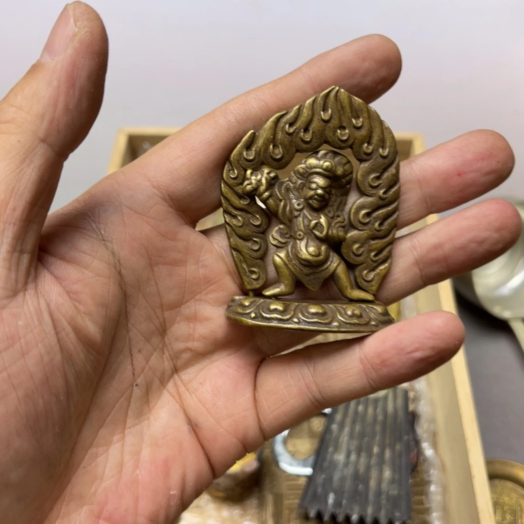 D***卿瓷片密密麻麻地铺满一层