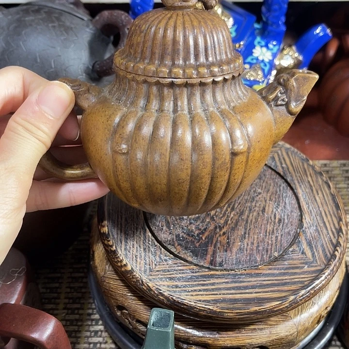 茶壶紫砂原矿泥料手工制作的一把紫砂壶。