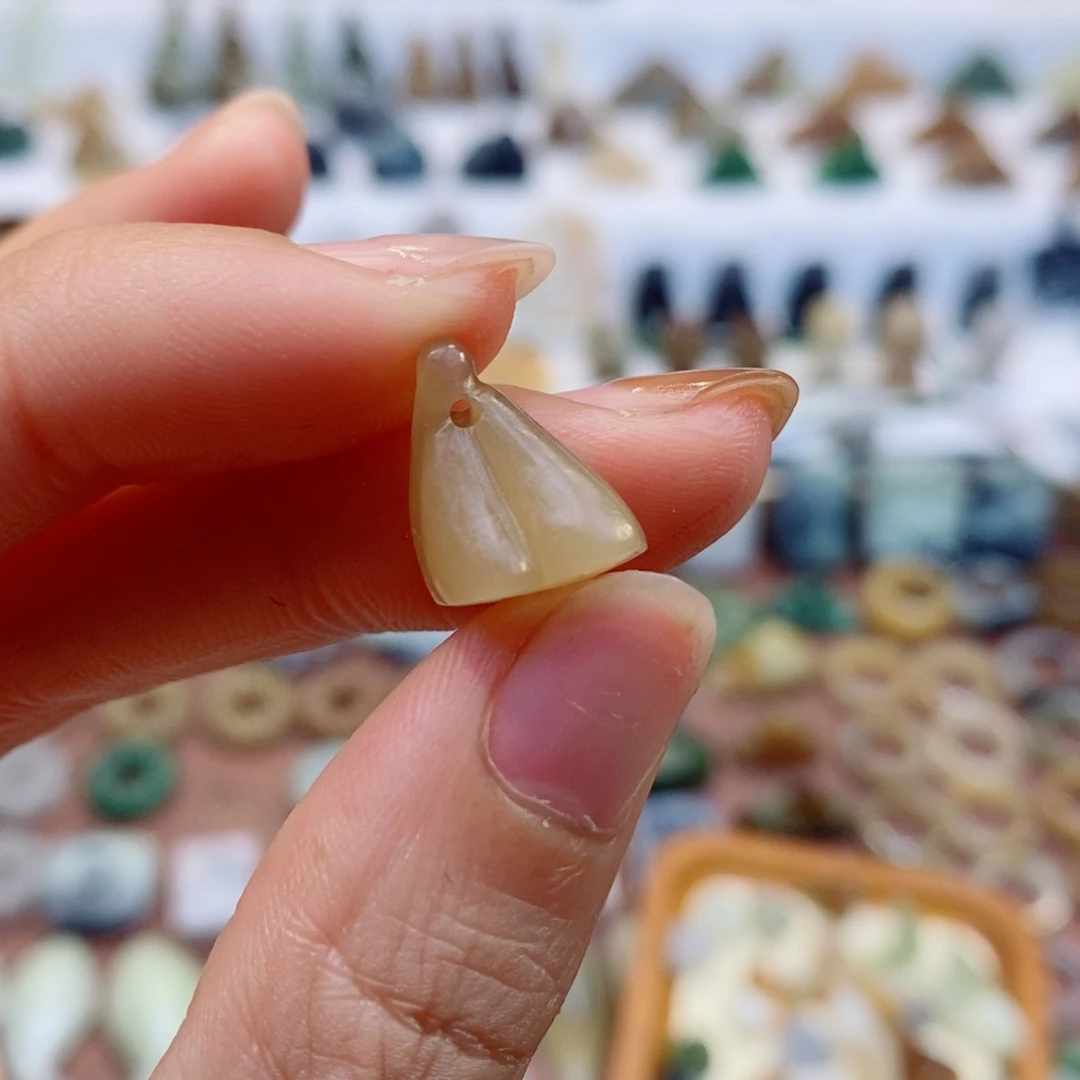 无***姐和田玉未镶嵌颈饰