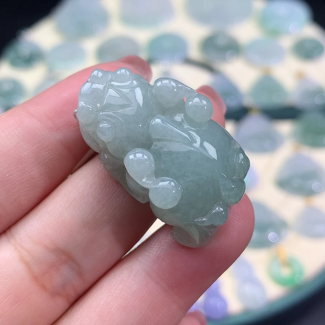 翡翠未镶嵌颈饰貔貅