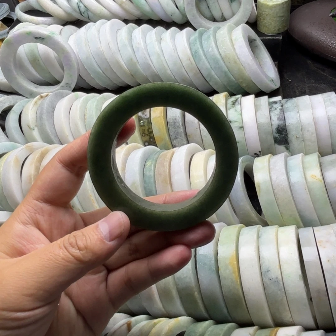 J***.定制翡翠未镶嵌翡翠手镯定制