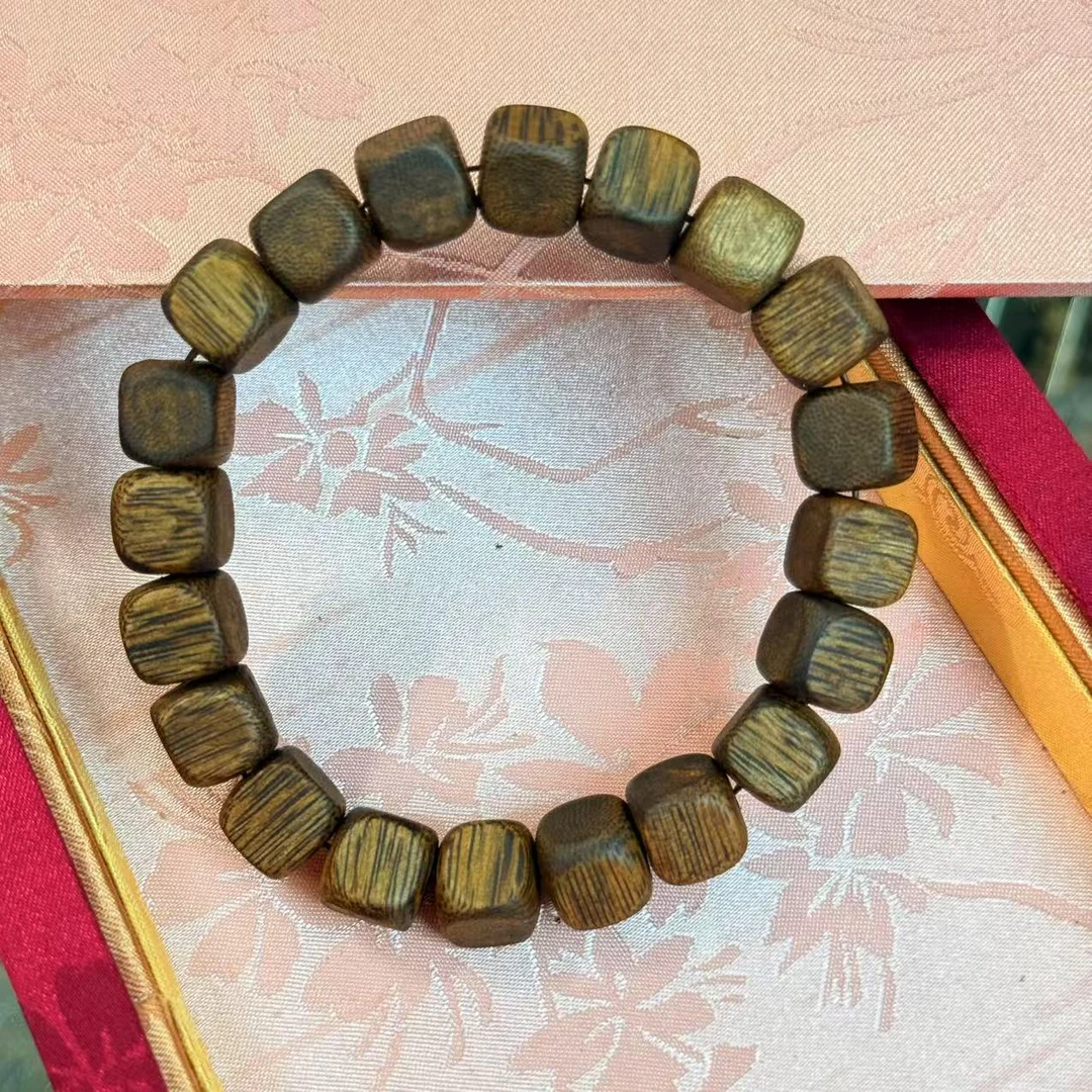 沉香海南莺歌绿1.0cm单圈树心油方糖沉香手串