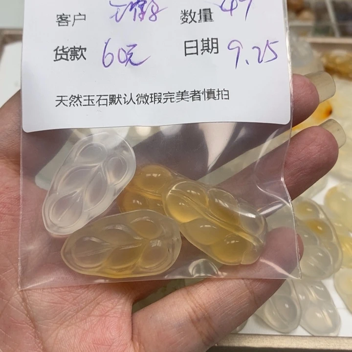 王***华未镶嵌颈饰玛瑙/玉髓