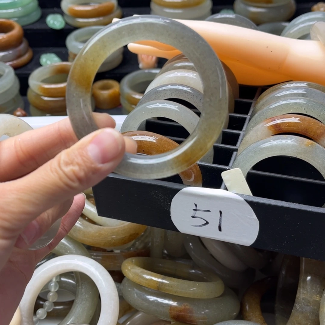 兜***兜石英质玉未镶嵌手镯