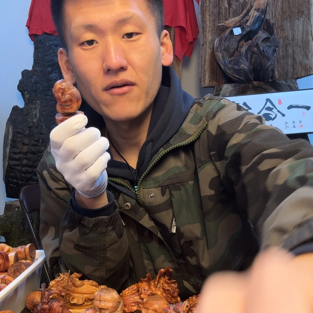 紫***骛松木（琥珀木）无事牌小猪