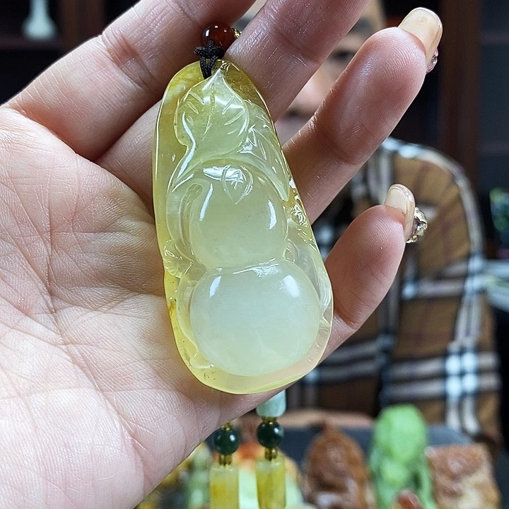 蛇纹石玉吊坠未镶嵌