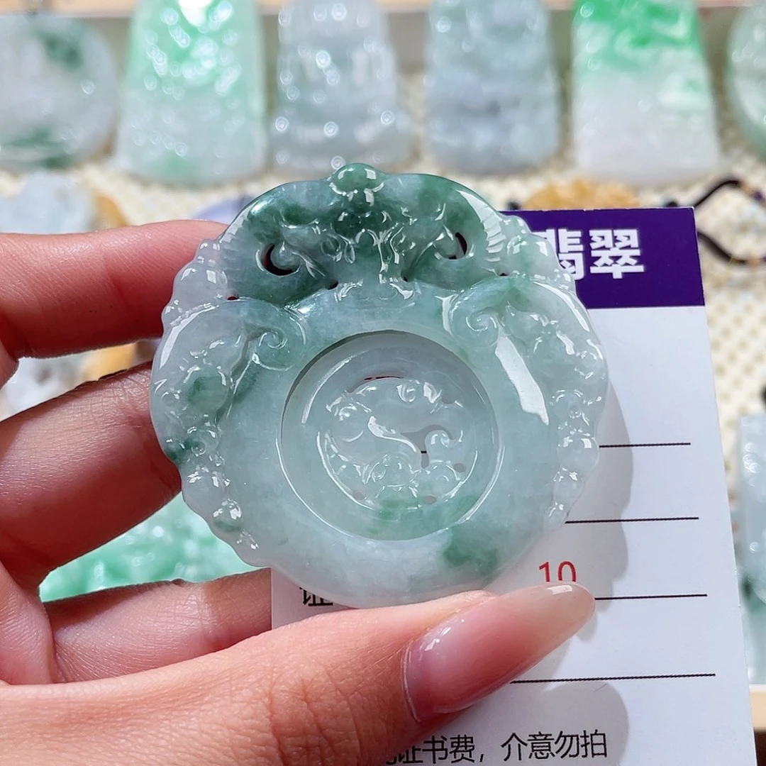 翡翠未镶嵌颈饰羊