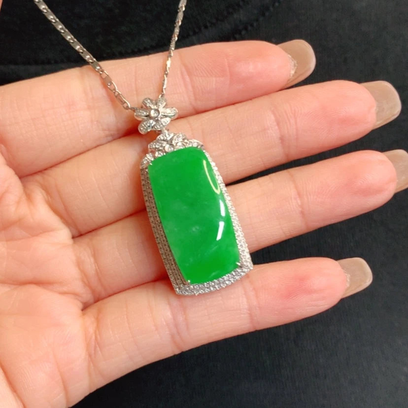 【闪购商品】颈饰18K金镶嵌翡翠马鞍