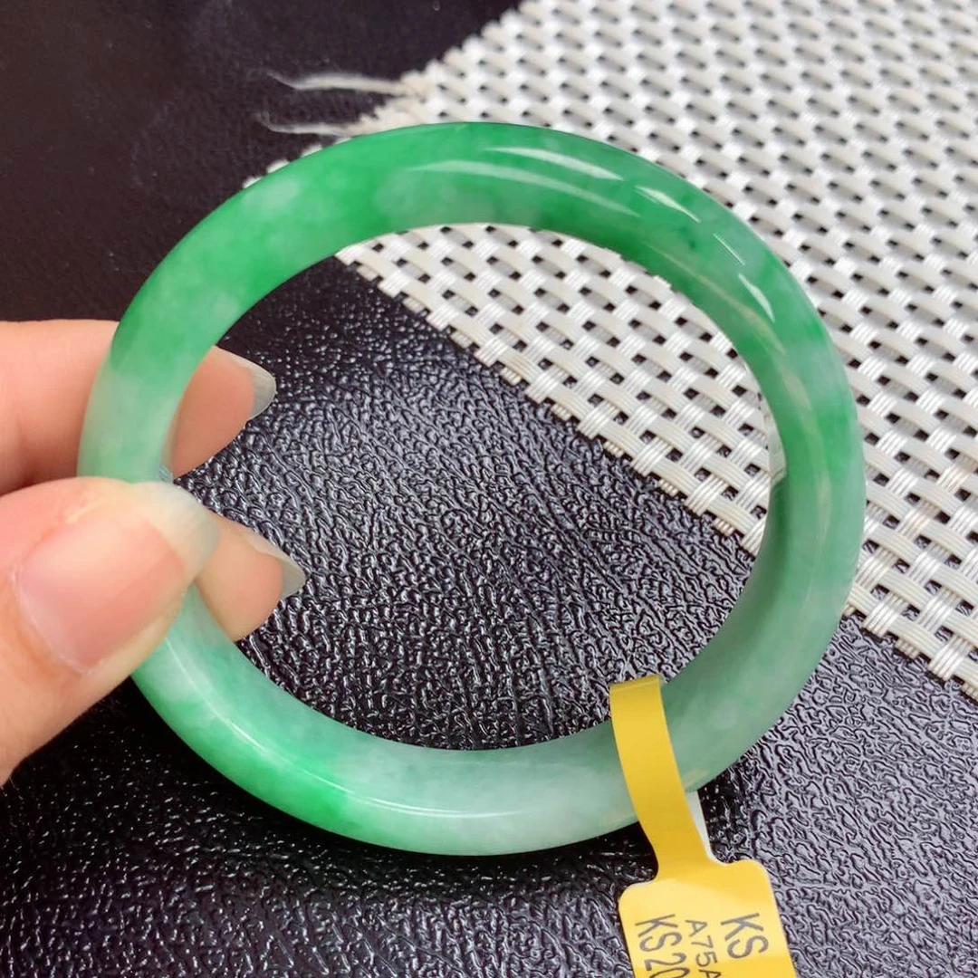 翡翠手镯未镶嵌缅甸