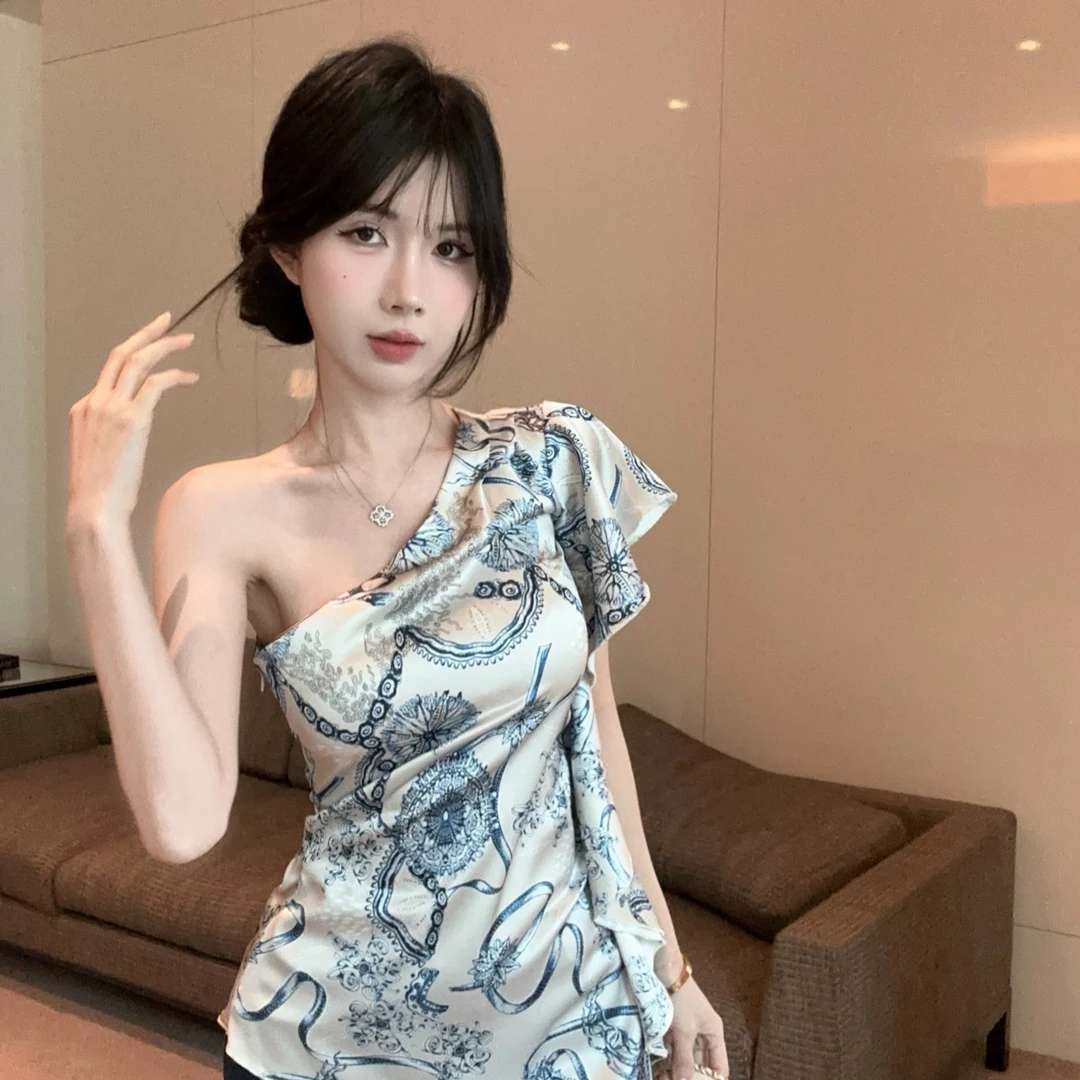 复古花纹斜肩短袖雪纺衫女春夏新款辣妹性感露肩上衣不规则T恤衫