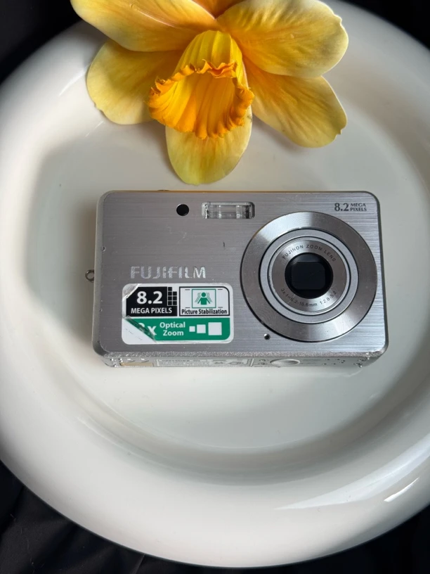 9新 Fujifilm/富士 j10 银色 800w像素 复古ccd数码相机