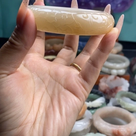 未镶嵌雕花手镯石英质玉