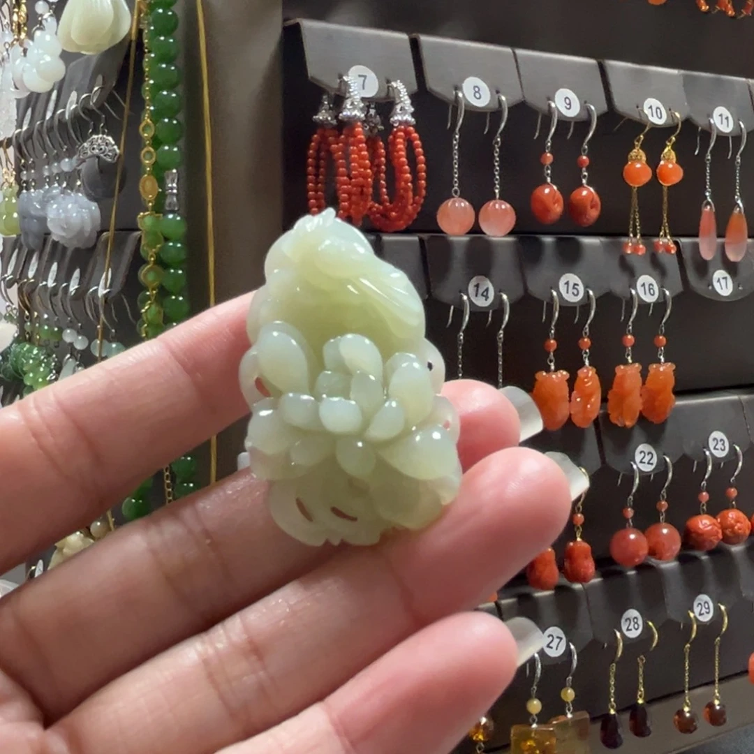 一***儿和田玉未镶嵌颈饰