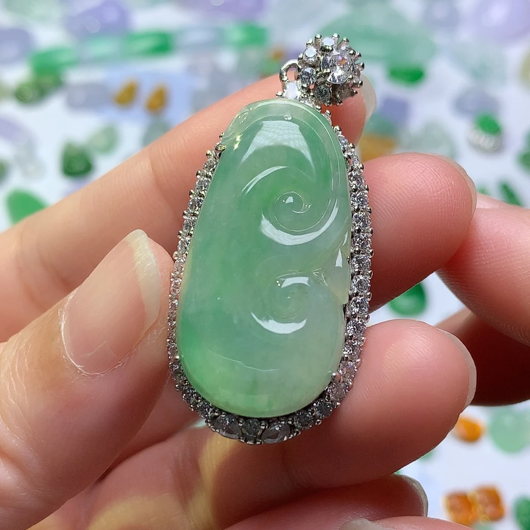 翡翠未镶嵌颈饰如意