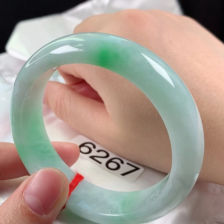 翡翠未镶嵌手镯56大轮胎有瑕