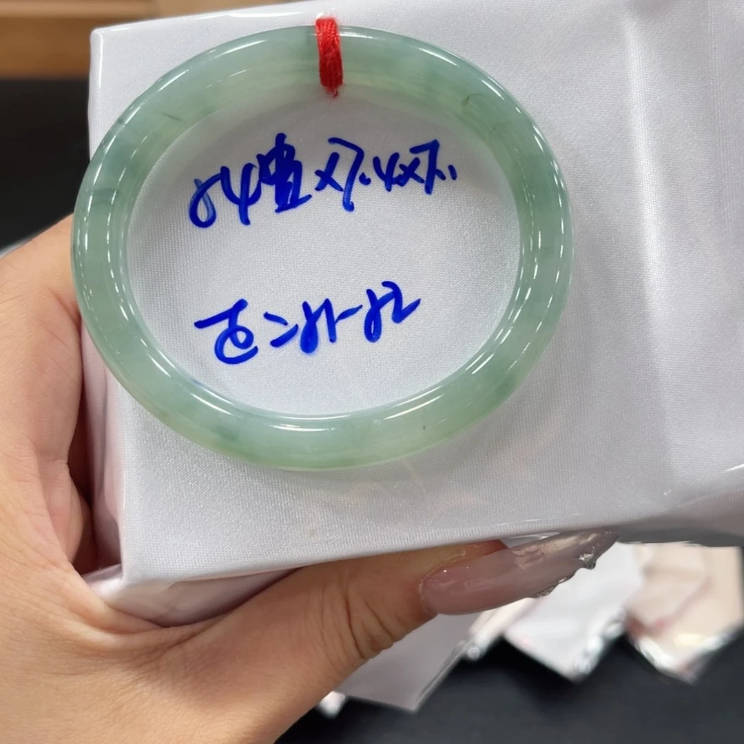 翡翠手镯未镶嵌翡翠