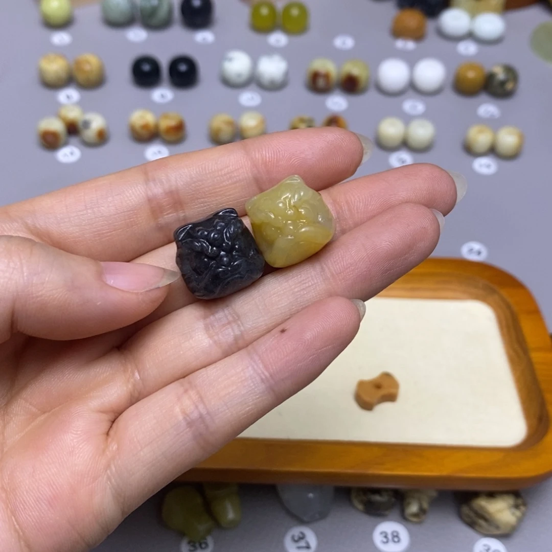 蛇纹石玉配饰合金群**员